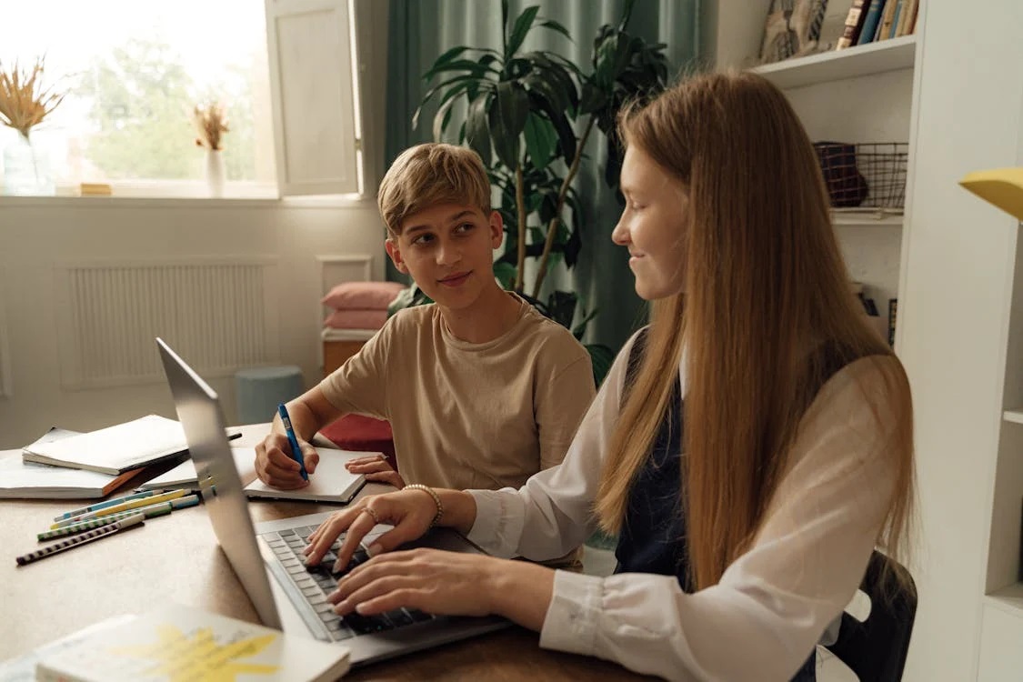 Kind leest geconcentreerd een boek